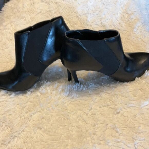 COSMOPOLITAN short boots in black size 7 1/2 man made uppers with stretch panels - Picture 2 of 13